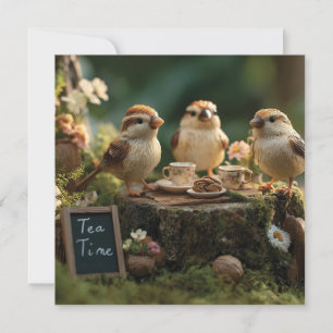 Miniatur-Vogel-Figuren bei einer Wald-Teeparty Feiertagskarte