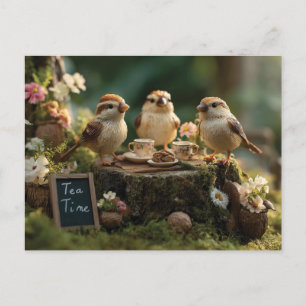 Miniatur-Vogel-Figuren bei einer Wald-Teeparty Postkarte