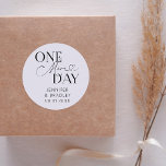 Minimal 1 Tag Hochzeit Probe Weiß Runder Aufkleber<br><div class="desc">Minimalistisches Hochzeitsessen Probe Gunst-Aufkleber mit Typografie-Text,  der "noch einen Tag" sagt. Der Hintergrund ist weiß.</div>