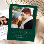 Minimal 2-Foto Emerald Green Gold Save the Date Ankündigungspostkarte<br><div class="desc">Diese einfache, minimalistische Save the Date Postkarte weist ein quadratisches Foto über den Worten "Save the Date" in elegantem goldfarbenem Handschriftenschreiben auf, gefolgt von den Namen der Ehepaare, dem Hochzeitstag und der Stadt in sans serif Schriftart auf einem smaragdgrünen Hintergrund. Fügen Sie ein zweites, horizontales Foto und eine ausführlichere Nachricht...</div>
