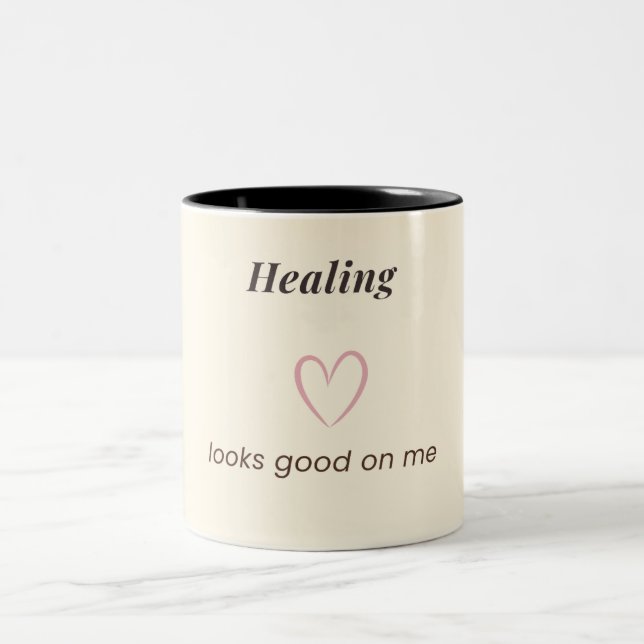 Minimal Aesthetic Quote Design “Healing Looks Good Zweifarbige Tasse (Mittel)