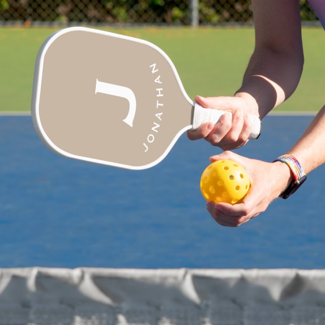 Minimal Beige Classic Monogramm Pickleball Schläger (InSitu)