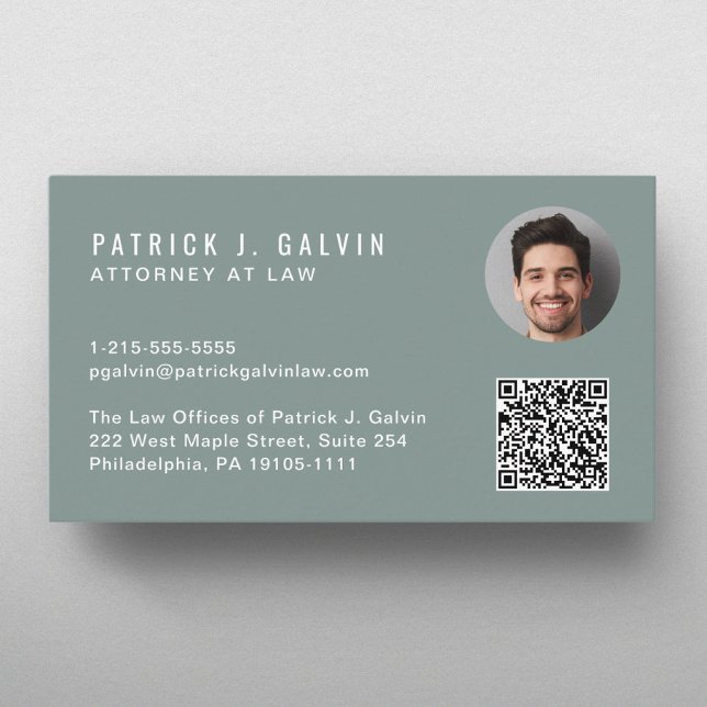 Minimal Beruflicher QR-Code Foto grün Visitenkarte (Capture attention, make connections, and leave a lasting impression with our modern QR business card)