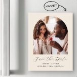 Minimal Boho Foto Arch Beige Save the Date Magneteinladung<br><div class="desc">Diese schlichte,  minimalistische boho Save the Date Magnetkarte weist ein bogenförmiges Foto über den Worten "Save the Date" in elegantem,  weißem Schriftsatz auf,  gefolgt von den Namen der Ehepaare,  dem Hochzeitstag und der Stadt in sans serif Schriftart auf beige Hintergrund.</div>
