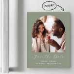 Minimal Boho Foto Arch Sage Green Save the Date Magneteinladung<br><div class="desc">Diese einfache,  minimalistische boho Save the Date Magnetkarte weist ein bogenförmiges Foto über den Worten "Save the Date" in elegantem,  weißem Schriftsatz auf,  gefolgt von den Namen der Ehepaare,  dem Hochzeitstermin und der Stadt in sans serif Schriftart auf einem sage-grünen Hintergrund.</div>