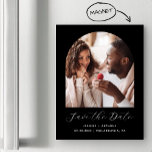 Minimal Boho Foto Arch Save the Date schwarz Magneteinladung<br><div class="desc">Diese schlichte,  minimalistische boho Save the Date Magnetkarte weist ein bogenförmiges Foto über den Worten "Save the Date" in elegantem,  weißem Schriftsatz auf,  gefolgt von den Namen der Ehepaare,  dem Hochzeitstag und der Stadt in serifenlosen Sans-Schriftart auf schwarzem Hintergrund.</div>