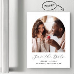 Minimal Boho Foto Arch Save the Date Schwarz-weiß Magneteinladung<br><div class="desc">Diese schlichte,  minimalistische boho Save the Date Magnetkarte weist ein bogenförmiges Foto über den Worten "Save the Date" in elegantem schwarzen Handschrift auf,  gefolgt von den Namen der Ehepaare,  dem Hochzeitstag und der Stadt in sans serif Schriftart auf weißem Hintergrund.</div>