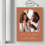 Minimal Boho Foto Arch Terracotta Save the Date Magneteinladung<br><div class="desc">Diese schlichte,  minimalistische boho Save the Date Magnetkarte weist ein bogenförmiges Foto über den Worten "Save the Date" in elegantem,  weißem Schriftsatz auf,  gefolgt von den Namen der Ehepaare,  dem Hochzeitstag und der Stadt in sans serif Schriftart auf Terrakotta-Hintergrund.</div>