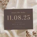 Minimal Brown Chic Hochzeitstag außerhalb des Foto Save The Date<br><div class="desc">Personalisieren Sie diese minimale schicke Design Hochzeit speichern Sie das Datum mit allen Ihren Details.</div>