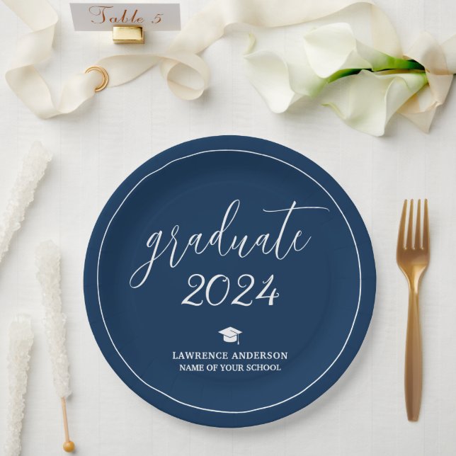 Minimal Chic Navy Blue Graduate 2024 Abschluss Pappteller (Hochzeit)