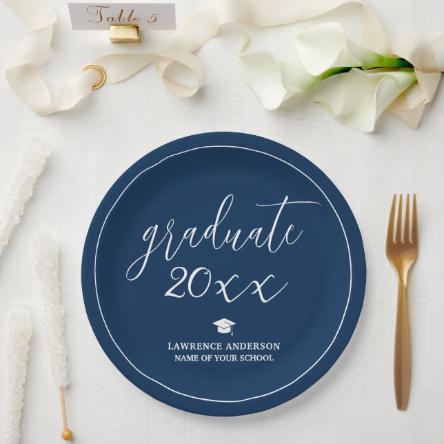 Minimal Chic Navy Blue Graduate 2024 Abschluss Pappteller (Hochzeit)