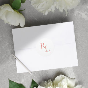 Minimal Coral & White Wedding Couple Initials Runder Aufkleber