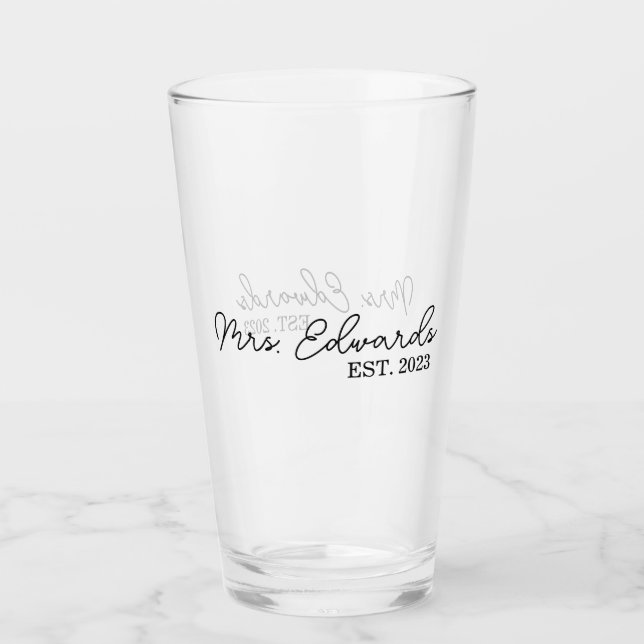Minimal Cursive Frau Custom Nachname Hochzeitsgesc Glas (Vorderseite)