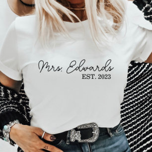 Minimal Cursive Frau Custom Nachname Hochzeitsgesc T-Shirt