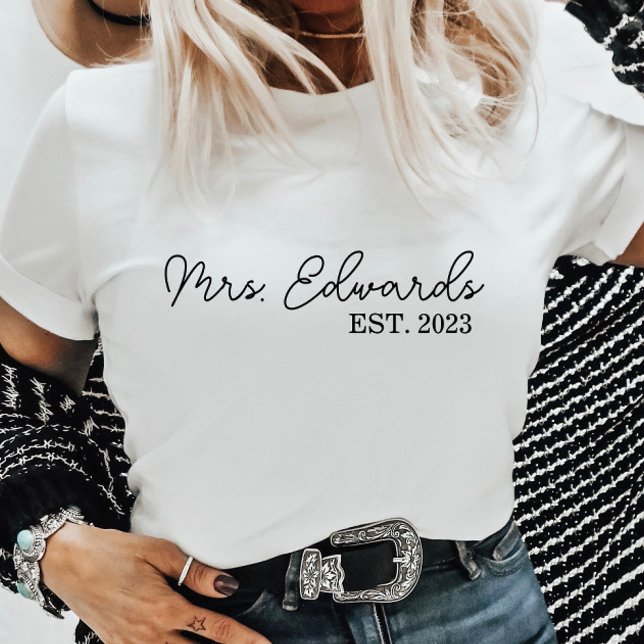 Minimal Cursive Frau Custom Nachname Hochzeitsgesc T-Shirt (Von Creator hochgeladen)