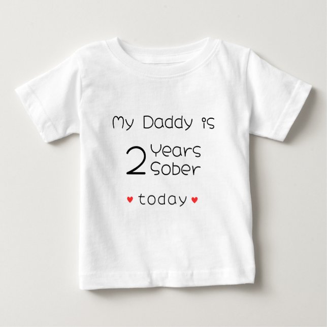 Minimal Custom Year Mein Vater ist 2 Jahre nüchter Baby T-shirt (Vorderseite)