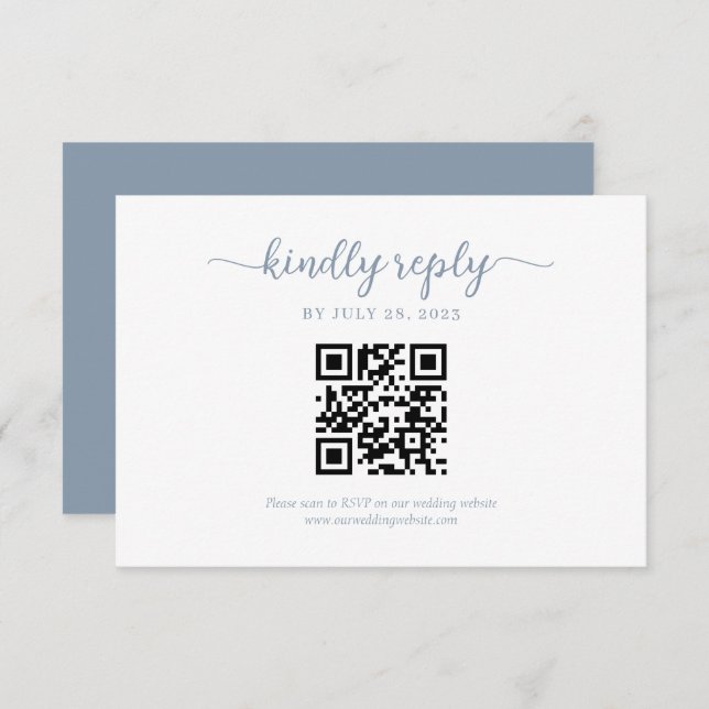 Minimal Dusty Blue Floral Monogram QR Code Wedding RSVP Karte (Vorne/Hinten)
