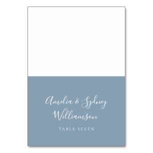 Minimal Dusty Blue Script Individuelle Name Platzk Tischnummer