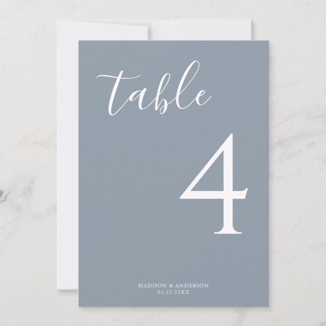 Minimal Dusty Blue Script Wedding Tischnummer (Vorderseite)