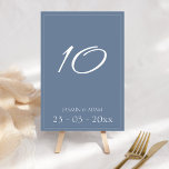 Minimal Dusty Blue Script Wedding Tischnummer<br><div class="desc">Minimal Dusty Blue Script Hochzeit Tischnummern. Stilvoll beeindrucken Sie Ihre Hochzeitsgäste mit dieser trendigen, staubblauen Hochzeitszene-Tischnummer, die auf einem atemberaubenden blauen Hintergrund ein wunderschönes, weißes Drehbuch enthält. Diese Hochzeitsfeier-Tischnummer ist atemberaubend in Schieferblau gehalten, mit modernen und minimalistischen Farbtupfern, die sich perfekt für Ihre einfache, trendige und minimalistische Hochzeit eignen. Das...</div>