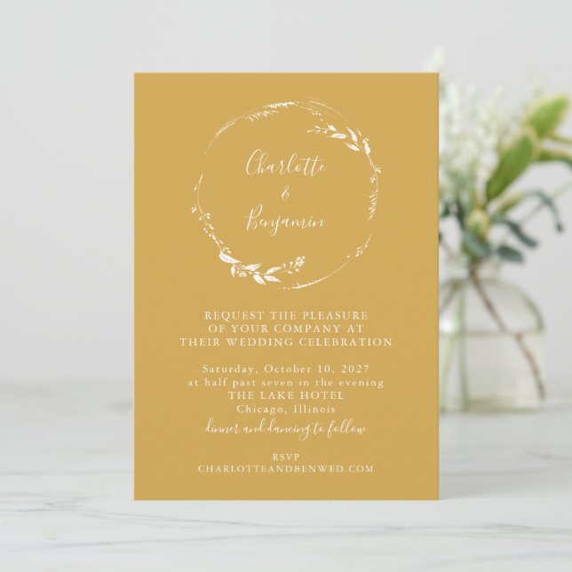 Minimal Dusty Yellow Floral Wreath Script Hochzeit Einladung (Stehend Vorderseite)