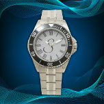Minimal einfache Anfangsbuchstaben römische Zahlen Armbanduhr<br><div class="desc">Mit dieser Armbanduhr aus rostfreiem Stahl, die für Männer konzipiert ist, die zeitlose Eleganz schätzen, stärken Sie Ihren Stil. Das schlichte Grau-Zifferblatt ist mit auffallenden schwarzen römischen Ziffern und einem raffinierten schwarzen Initialmonogramm geschmückt, wodurch ein scharfes und ausgeprägtes Aussehen entsteht. Diese Armbanduhr, die für Langlebigkeit und Komfort konzipiert wurde, eignet...</div>