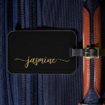 Minimal einfaches Girly Black Gold Calligrafy Scri Gepäckanhänger<br><div class="desc">Girly Feminine Minimalistisch Simple Clean Black und Gold Monogram Name Signature Script Custom Personalisiert Luggage Bag Tag. Dieses Design mit Ihrem Vornamen in einem hübschen handgeschriebenen Stil Swash Schwanz Schriftart Signatur Typografie (oder Kalligrafie) in Gold auf schwarzem Hintergrund. Diese sind einfach zu anpassen. Stilvolles Frauengeschenk für Hochzeit, Brautparty, Abschluss, süßen...</div>