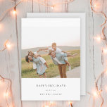 Minimal Elegant Einfach | Foto der Weihnachtsfamil Feiertagskarte<br><div class="desc">Eine stilvolle minimale Foto-Urlaubskarte mit klassischer Typografie "Happy Holidays" in Schwarz auf einem schlichten, minimalistisch-weißen Hintergrund und einer weichen Taubengraufarbe auf der Rückseite. Das Foto, der Gruß und der Name können leicht für eine persönliche Touch angepasst werden. Ein einfaches, minimalistisches und zeitgenössisches Weihnachtsdesign, das sich in dieser Urlaubssaison auszeichnet! Das...</div>