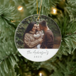 Minimal Elegant Einfaches Weihnachts-Foto Keramik Ornament<br><div class="desc">Feiern Sie gemeinsam die Freude an unserem Keramik Ornament "Minimal Elegant Simple Christmas Family Foto", einem zeitlosen Schatz, der Ihrer Feriendekoration eine Touch Eleganz verleiht. Dieses mit viel Liebe zum Detail gestaltete Ornament besticht durch eine unberührte, weiße Keramik, die ideale Leinwand für Ihr Foto. Das minimalistische Design mit seiner subtilen...</div>