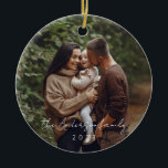 Minimal Elegant Einfaches Weihnachts-Foto Keramik Ornament<br><div class="desc">Feiern Sie gemeinsam die Freude an unserem Keramik Ornament "Minimal Elegant Simple Christmas Family Foto", einem zeitlosen Schatz, der Ihrer Feriendekoration eine Touch Eleganz verleiht. Dieses mit viel Liebe zum Detail gestaltete Ornament besticht durch eine unberührte, weiße Keramik, die ideale Leinwand für Ihr Foto. Das minimalistische Design mit seiner subtilen...</div>