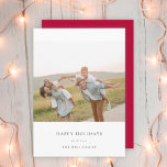 Minimal Elegant Einfaches Weihnachtsfamilien Foto  Feiertagskarte<br><div class="desc">Eine stilvolle minimale Foto-Urlaubskarte mit klassischer Typografie "Happy Holidays" in Schwarz auf einem schlichten, minimalistisch-weißen Hintergrund und einer kräftigen Rottönung auf der Rückseite. Das Foto, der Gruß und der Name können leicht für eine persönliche Touch angepasst werden. Ein einfaches, minimalistisches und zeitgenössisches Weihnachtsdesign, das sich in dieser Urlaubssaison auszeichnet! Das...</div>