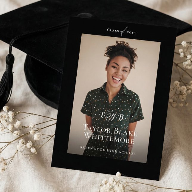 Minimal Elegant Monogram Black Graduation Photo Ankündigung (Minimal Elegant Monogram Black Graduation Photo Announcement)