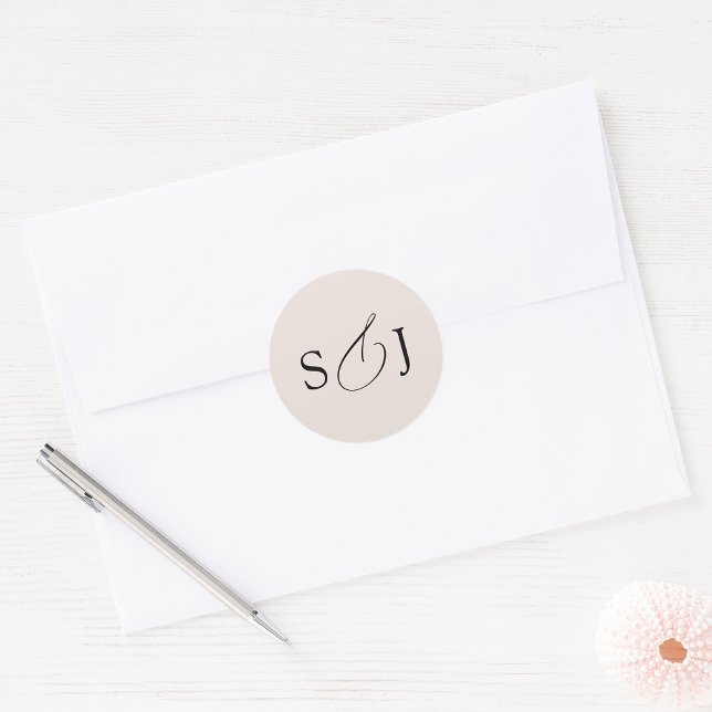 Minimal Elegant Script Monogram Runder Aufkleber (Von Creator hochgeladen)