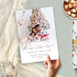 Minimal Family Foto Overlay Frohe Weihnachten<br><div class="desc">Minimal Foto Overlay frohe Weihnachten. Verfügbar in digitaler Form und gedruckt. Ein stilvolles Set-Skript für Frohe Weihnachten und die Erholung des Textes ist leicht zu personalisieren. Ersetzen Sie das Beispiel-Foto durch Ihren eigenen Favoriten.</div>
