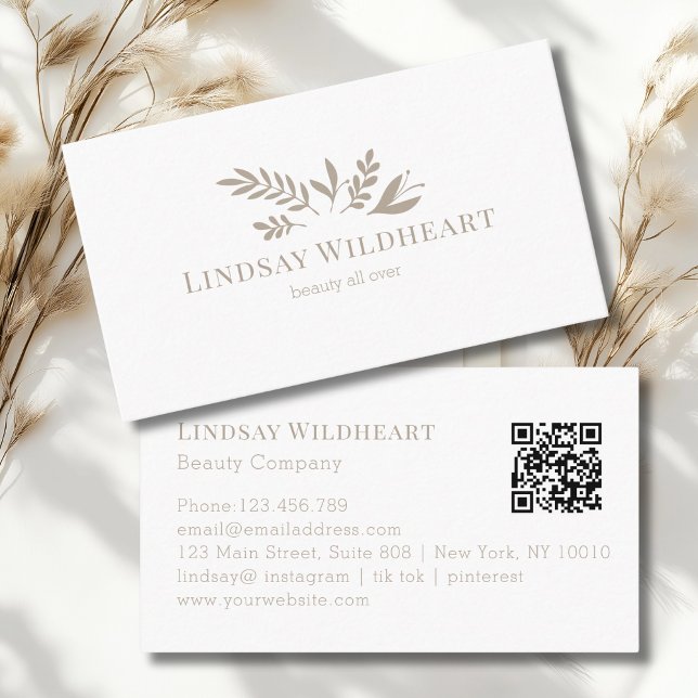 Minimal Floral White Botanical Beauty QR Code Visitenkarte (Minimal Floral White Botanical Beauty QR Code Business Card)