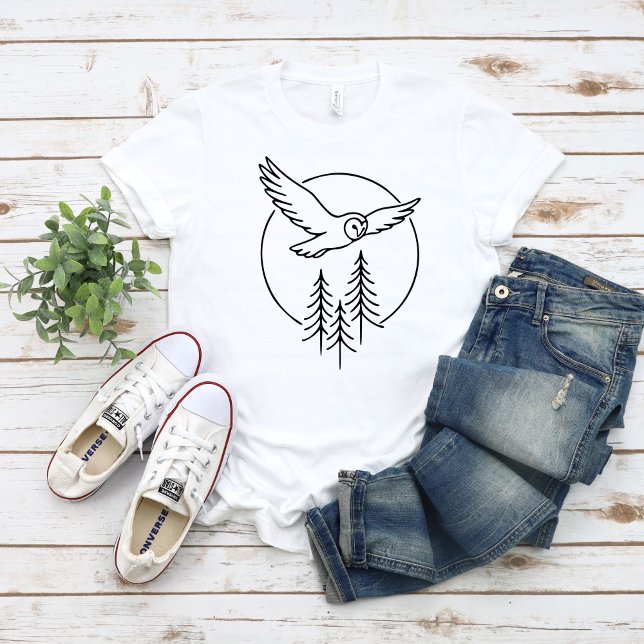 Minimal Flying Owl Over Pines – Forest Line Art Il T-Shirt (Von Creator hochgeladen)