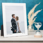 Minimal Full Wedding Foto, Heat & Arrow Initialen Fotoplatte<br><div class="desc">Neu Hochzeitstag Foto-Sake-Plakette, um immer an Ihren besonderen Tag und Ihre Liebe für einander zu erinnern. Diese elegante Hochzeitstag-Foto-Sake-Plakette verfügt über ein einfaches, kleinstes Foto-Layout für große Singles, um Ihr eigenes Foto mit einem dicken weißen Rahmen zu zeigen. Das Weiße Herz und der Pfeil überlagern sich über dem Foto, um...</div>