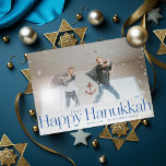 Minimal Happy Hanukkah Holiday Foto Bright Blue Feiertagskarte<br><div class="desc">Einfach glückliche hanukkah in Serifenbriefen mit Jahr- und Familienunterschrift. Fügen Sie auf der Rückseite Ihre eigene Nachricht oder zusätzliche Fotos hinzu.</div>