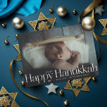 Minimal Happy Hanukkah Holiday Foto Feiertagskarte<br><div class="desc">Einfach glückliche hanukkah in Serifenbriefen mit Jahr- und Familienunterschrift. Fügen Sie auf der Rückseite Ihre eigene Nachricht oder zusätzliche Fotos hinzu.</div>