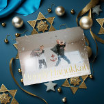 Minimal Happy Hanukkah Holiday Foto Golden Foil Folien Feiertagskarte<br><div class="desc">Die reale Goldfolie ist hier; für die Grafik und den bearbeitbaren Text können Sie aus Gold,  Rose,  Gold oder Silberfolie wählen. Fügen Sie auf Wunsch eine Nachricht oder mehrere Fotos auf die Rückseite.</div>
