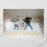 Minimal Happy Hanukkah Holiday Foto Golden Foil Folien Feiertagskarte<br><div class="desc">Die reale Goldfolie ist hier; für die Grafik und den bearbeitbaren Text können Sie aus Gold,  Rose,  Gold oder Silberfolie wählen. Fügen Sie auf Wunsch eine Nachricht oder mehrere Fotos auf die Rückseite.</div>