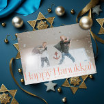 Minimal Happy Hanukkah Holiday Foto Peach Feiertagskarte<br><div class="desc">Einfach glückliche hanukkah in Serifenbriefen mit Jahr- und Familienunterschrift. Fügen Sie auf der Rückseite Ihre eigene Nachricht oder zusätzliche Fotos hinzu.</div>