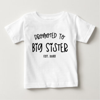 Minimal Herz individuell Jahr für große Schwester. Baby T-shirt