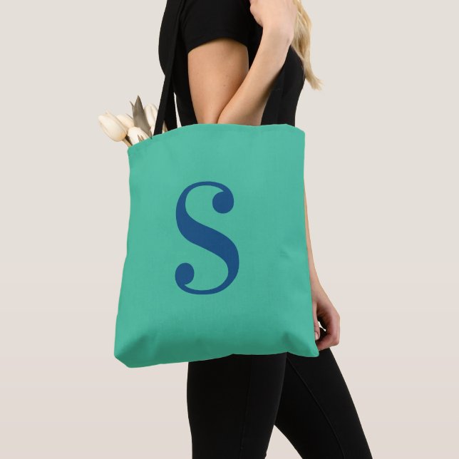 Minimal Light Green mit Large Navy Blue Monogram (Von Nahem)