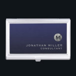 Minimal Luxury Navy Blue Silver Monogram Visitenkarten Dose<br><div class="desc">Minimalistisches Monogramm-Design mit gebürstetem Metallicsilber-Monogramm-Medaillon mit personalisiertem Namen und Titel oder Sondertext unten in klassischer Blocktypografie auf einem Gradientenhintergrund in marineblauen Farbtönen. Personalisieren Sie Ihre individuelle Verwendung.</div>