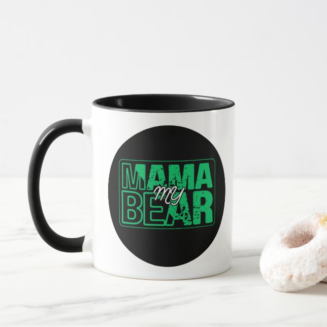 Minimal Mama Bear Typography Art Tasse (Mit Donut)