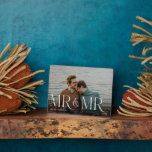 Minimal & Modern Newlyweds Mr & Mr Couple Foto Fotoplatte<br><div class="desc">Minimal und modern Foto des Ehepaares Mr. und Mr. Foto-Plakette. Einfaches und modernes Design mit einem kompletten Foto-Design. Passen Sie Ihre Wünsche mit Ihrem Foto,  Jahr und Namen an. "Mr. & Mr." Foto Overlay in einer eleganten Typografie. Perfekte Sake-Plakette für Paare,  die ihre Ehe als Mr. und Mrs. feiern.</div>