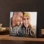 Minimal & Modern Newlyweds Mr & Mrs Couple Foto Fotoplatte<br><div class="desc">Minimal und modern Foto des Ehepaares Mr. und Mrs. Foto-Plakette. Einfaches und modernes Design mit einem kompletten Foto-Design. Passen Sie Ihre Wünsche mit Ihrem Foto,  Jahr und Namen an. "Mr & Mrs." Foto Overlay in einer eleganten Typografie. Perfekte Sake-Plakette für Paare,  die ihre Ehe als Mr. und Mrs. feiern.</div>