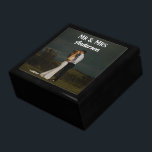 Minimal & Modern Newlyweds Mr & Mrs. Wedding Foto Erinnerungskiste<br><div class="desc">Spezielle Sake Foto-Plakette für Neuvermählte mit einem Hochzeitstag-Foto. Einfaches und modernes Design mit einem kompletten Foto-Design. Passen Sie Ihren Namen an.</div>
