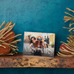 Minimal & Modern Newlyweds Mrs & Mrs. Couple Foto Fotoplatte<br><div class="desc">Minimal und modern Ehepaar Foto Mrs. und Mrs. Foto-Plakette. Einfaches und modernes Design mit einem kompletten Foto-Design. Passen Sie Ihre Wünsche mit Ihrem Foto,  Jahr und Namen an. "Herr & Mrs." Foto Overlay in einer eleganten Typografie. Perfekte Sake-Plakette für Paare,  die ihre Ehe als Mr. und Mrs. feiern.</div>